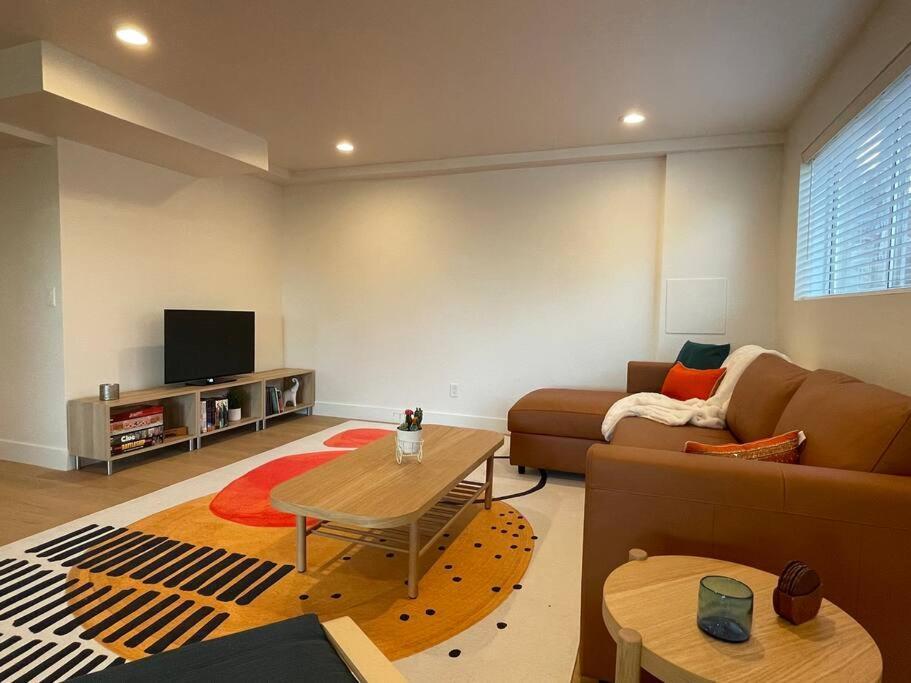 Cheerful Designer Condo W/ City & Mountain Views Sandy Luaran gambar