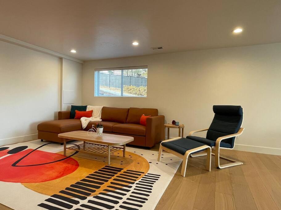 Cheerful Designer Condo W/ City & Mountain Views Sandy Luaran gambar